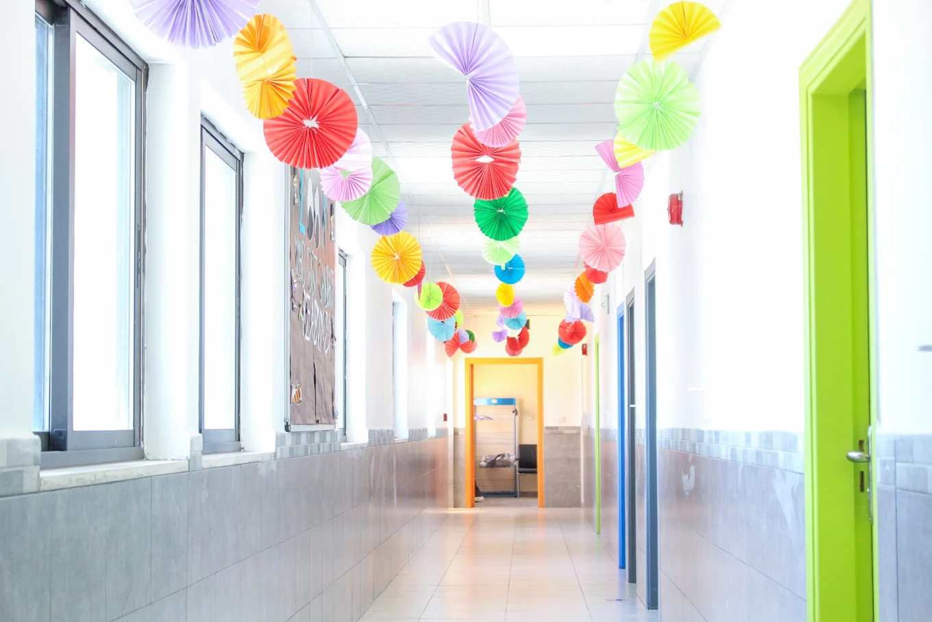 ممرات المدرسة المشرقة